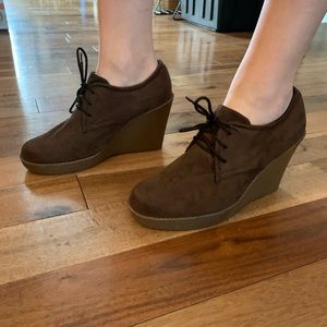 Sz 10 ladies brown wedge booties